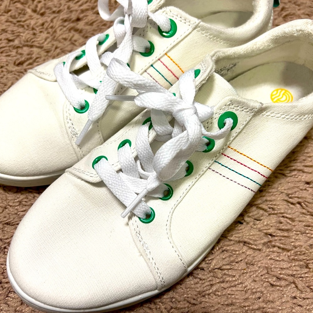 Vionic Beach sneakers.